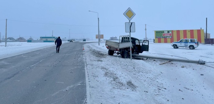 В Кош-Агачском районе водитель сбил опору дорожного освещения