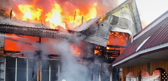 В Шебалино ликвидировали крупный пожар в жилом доме